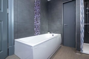 Shower, soap - Huge Living Space Free Parking Business Leisure 5* (Stoke-on-Trent)