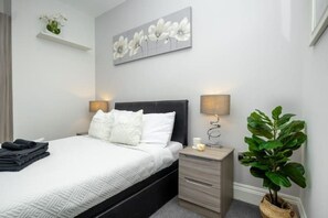 WiFi, bed sheets - Huge Living Space Free Parking Business Leisure 5* (Stoke-on-Trent)