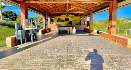 Chácara com 4 Chalés, grande piscina e muito verde