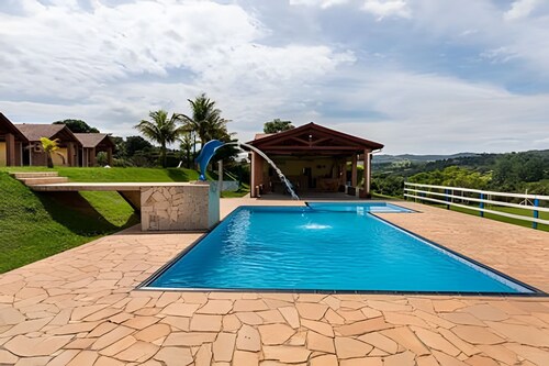 Chácara com 4 Chalés, grande piscina e muito verde