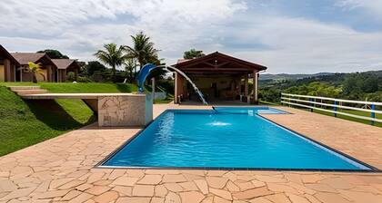 Chácara com 4 Chalés, grande piscina e muito verde