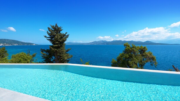 A clear blue pool with a view of the sea and distant mountains. - Villa Selina in Nikiana (Lefkada)