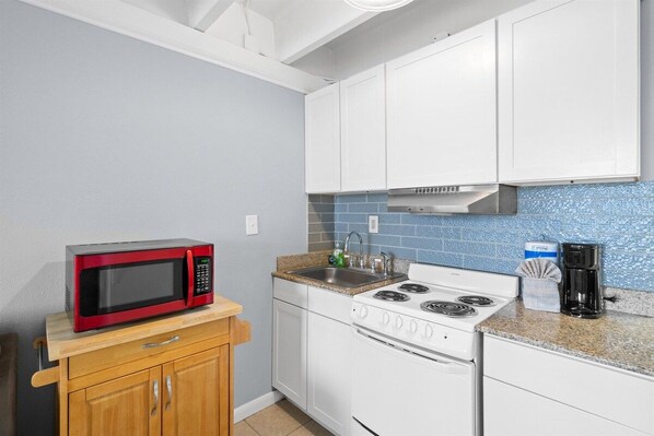 Coffee/tea maker, fridge, microwave, stovetop - Beachfront Studio | Amazing Sunsets | Pool (Panama City Beach)