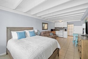 WiFi (free), bed sheets - Beachfront Studio | Amazing Sunsets | Pool (Panama City Beach)
