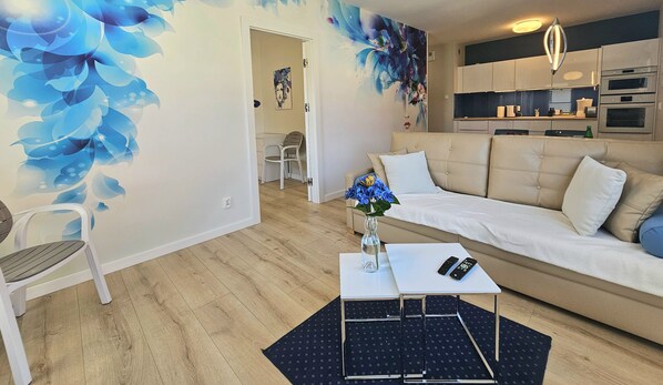 Comfort-Apartment, Balkon | Wohnbereich | 50-Zoll-LCD-Fernseher mit Kabelempfang