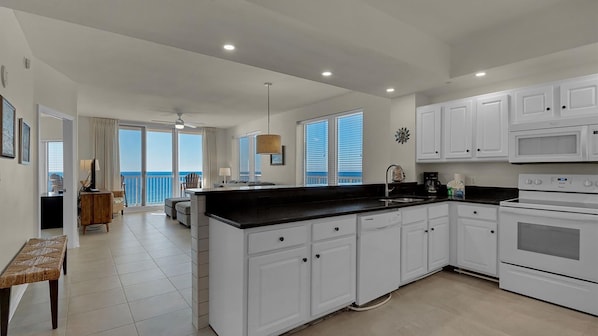 Apartamento, varias camas (Summerwind Center 1204) | Cocina privada | Horno y tostadora