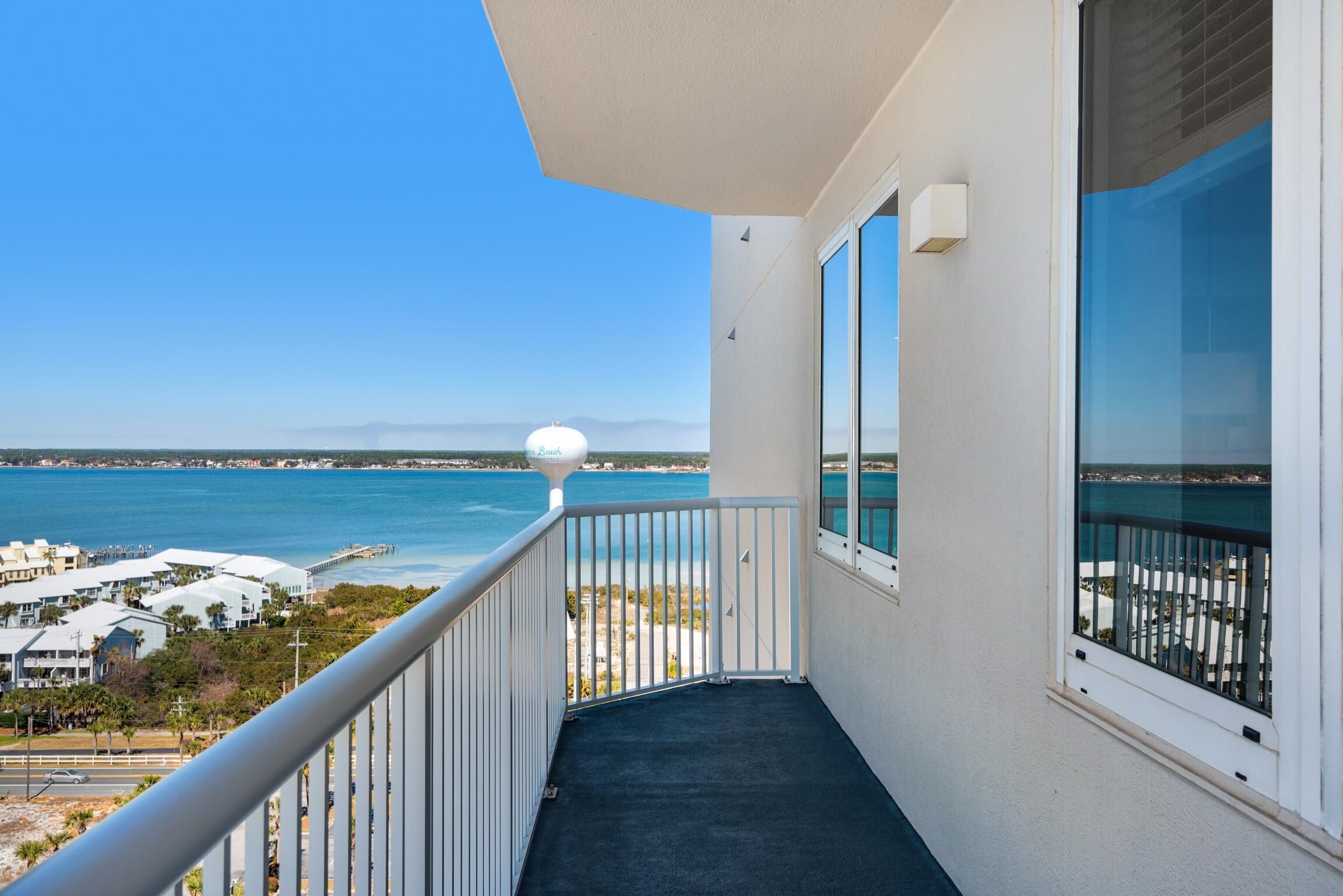 Un balcon avec vue sur la mer et les bâtiments.