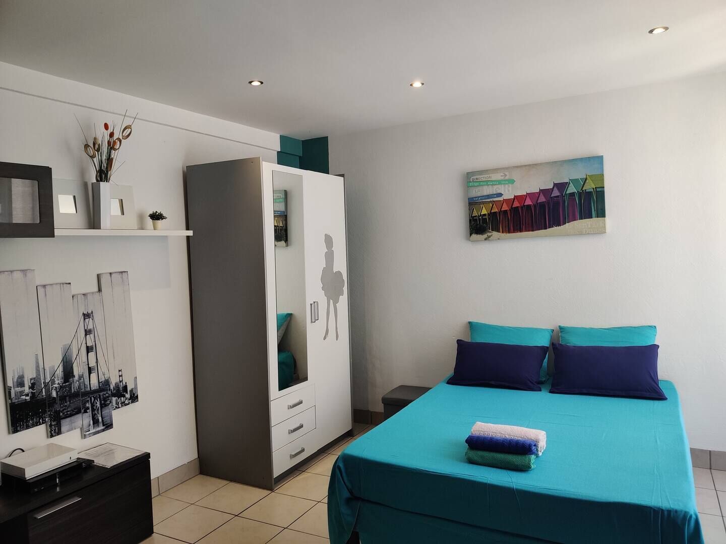 Desk, iron/ironing board, WiFi, bed sheets