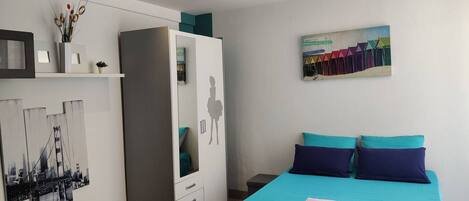 Desk, iron/ironing board, WiFi, bed sheets