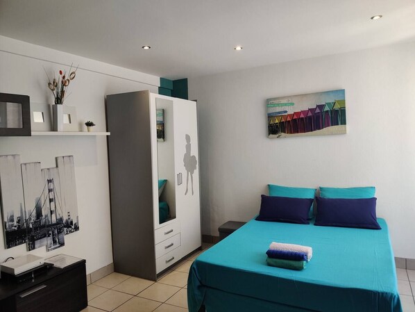 Desk, iron/ironing board, WiFi, bed sheets