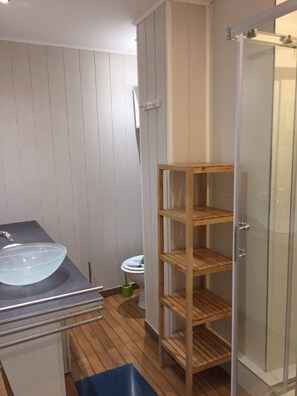 Dusche, Haartrockner, Handtücher, Seife