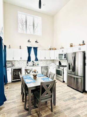 Fridge, microwave, oven, stovetop - Flip Flop Cove Indian Lake, Ohio (Lakeview)