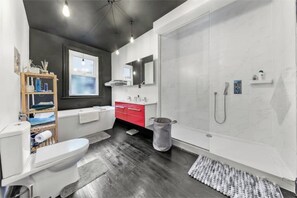 Haartrockner, Handtücher, Seife, Shampoo