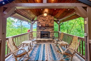 Property grounds - Charming cabin with stunning mountain views, WiFi, and hot tub (Blue Ridge)