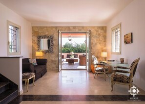 Villa Supérieure | Coin séjour | Télévision à écran plat