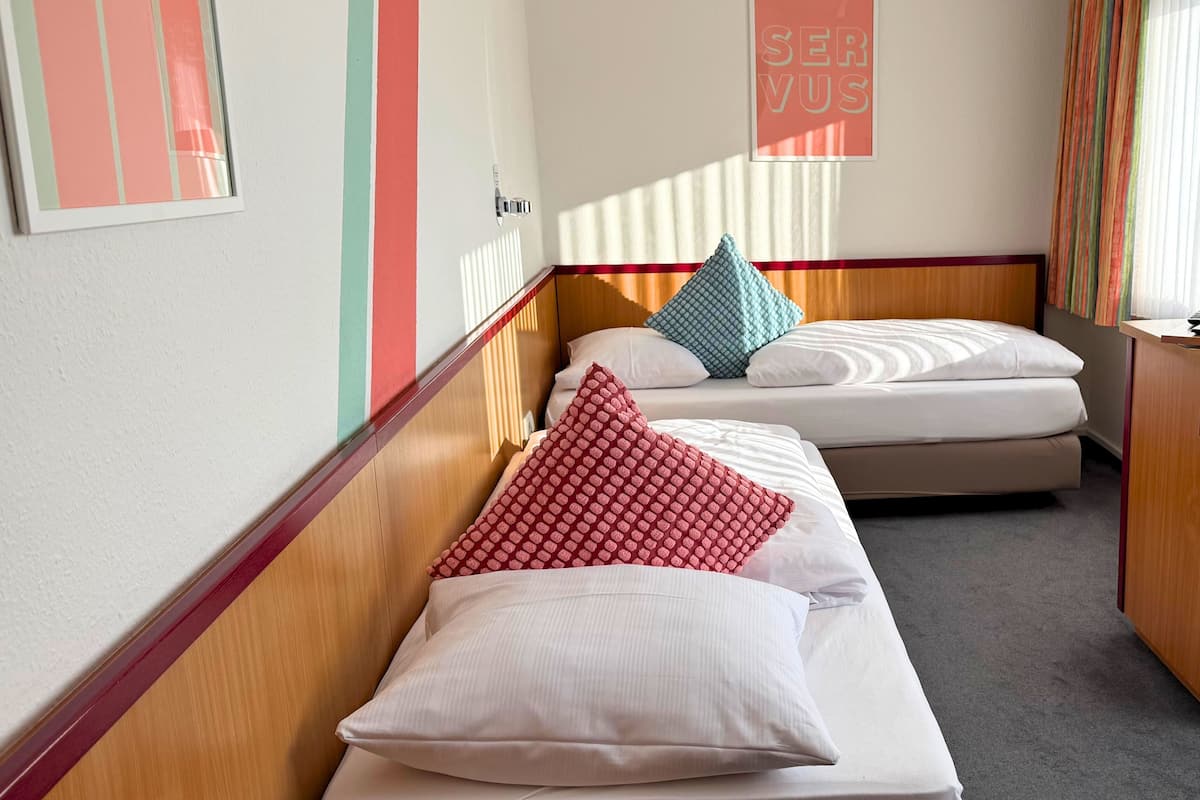 Standaard Twin kamer | Een bureau, een laptopwerkplek, gratis wifi, beddengoed
