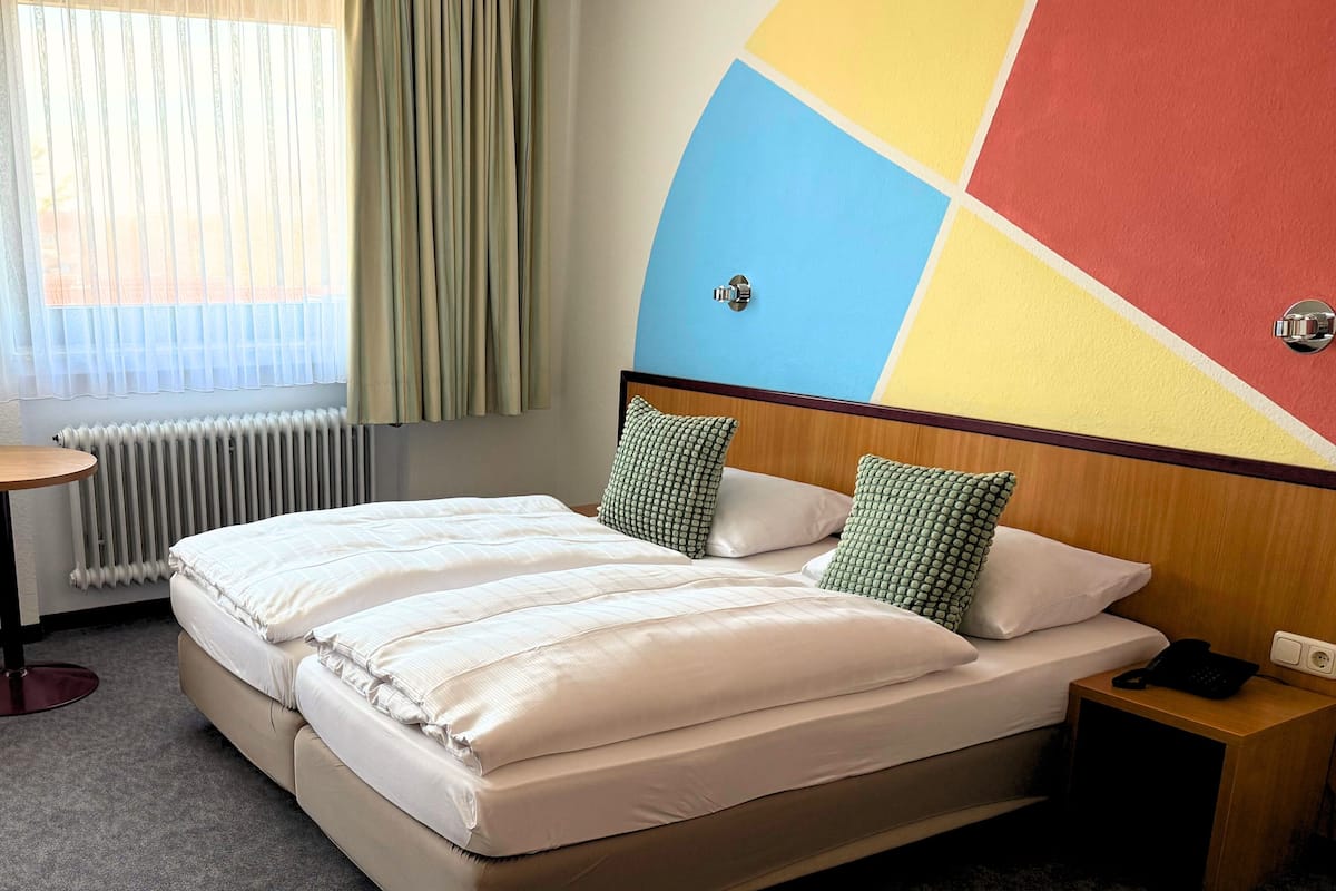 Standaard tweepersoonskamer | Een bureau, een laptopwerkplek, gratis wifi, beddengoed