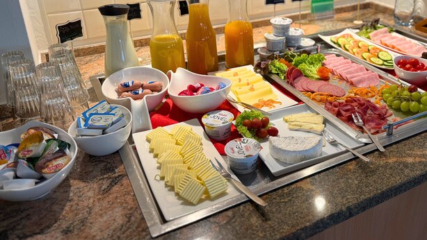 A buffet with various food items and beverages. - Colourful Hotel (Bielefeld)