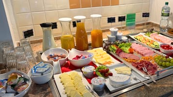 Colazione a buffet, servita nei giorni feriali (13.50 EUR a persona)