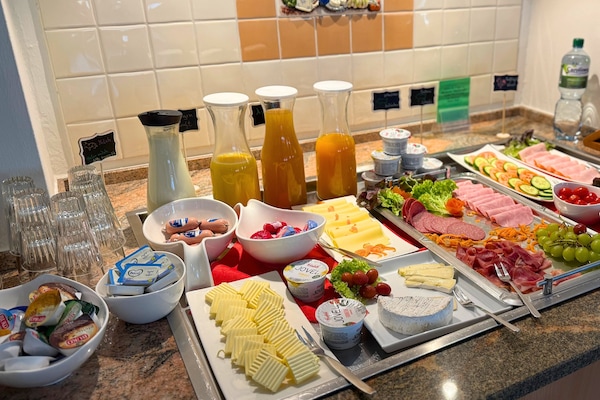 Buffet breakfast on weekdays (EUR 13.50 per person)