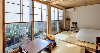 Kamogawa House - Exquisite two-story home with a japanese garden