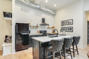 Jääkaappi, mikroaaltouuni, uuni, liesi