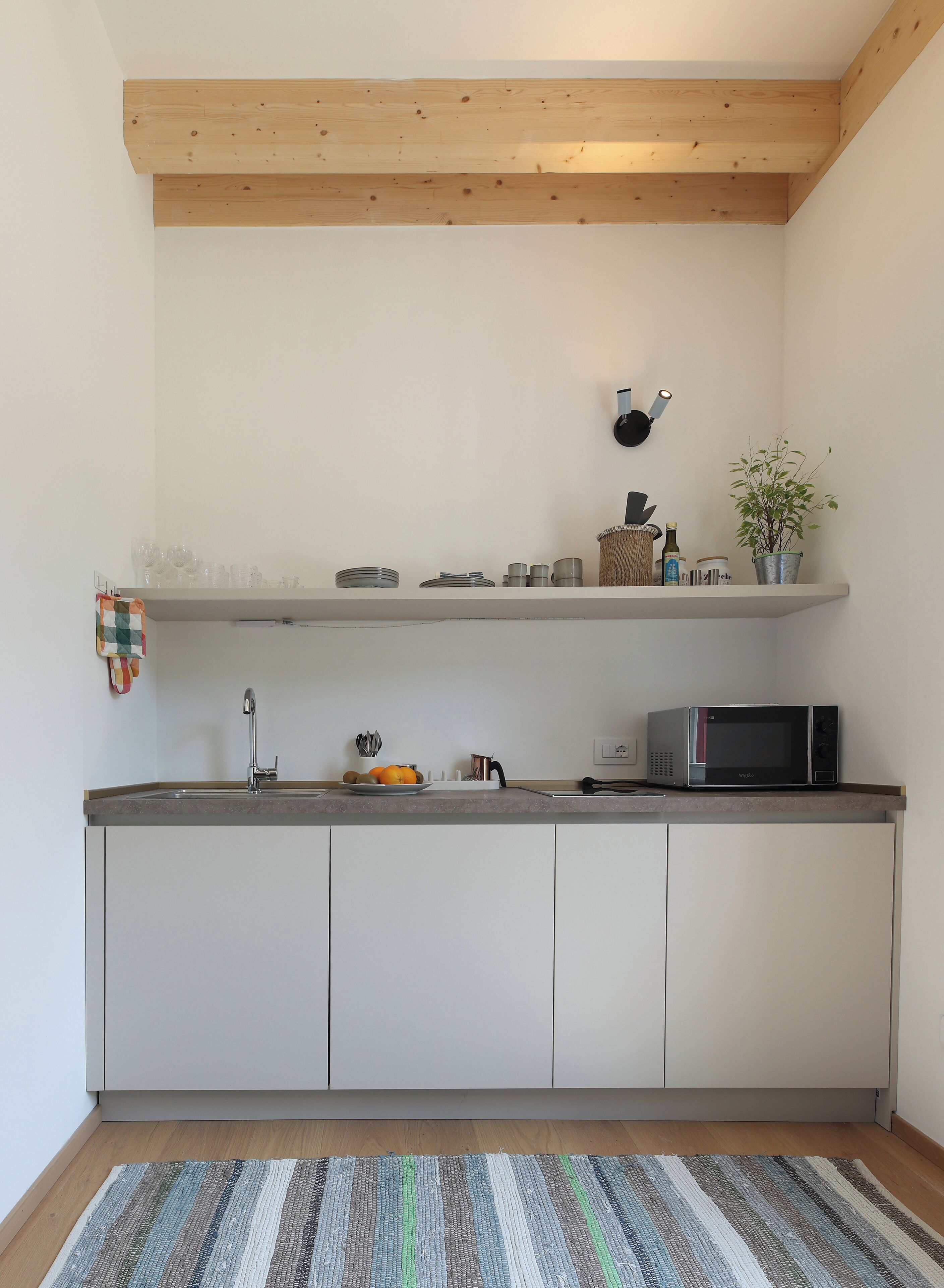 Mini-Kühlschrank, Herdplatte, Geschirrspüler