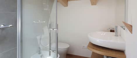Chuveiro, secador de cabelo, bidê, piso aquecido