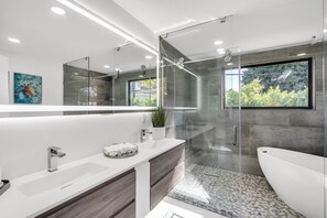 Regadera, tina de hidromasaje, secadora de cabello, toallas 