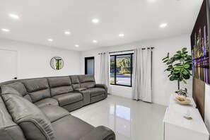 Smart TV, table tennis
