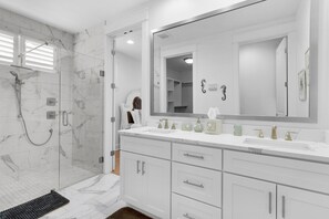 House, Multiple Beds (Sand Dollar Beach Cottage) | Bathroom