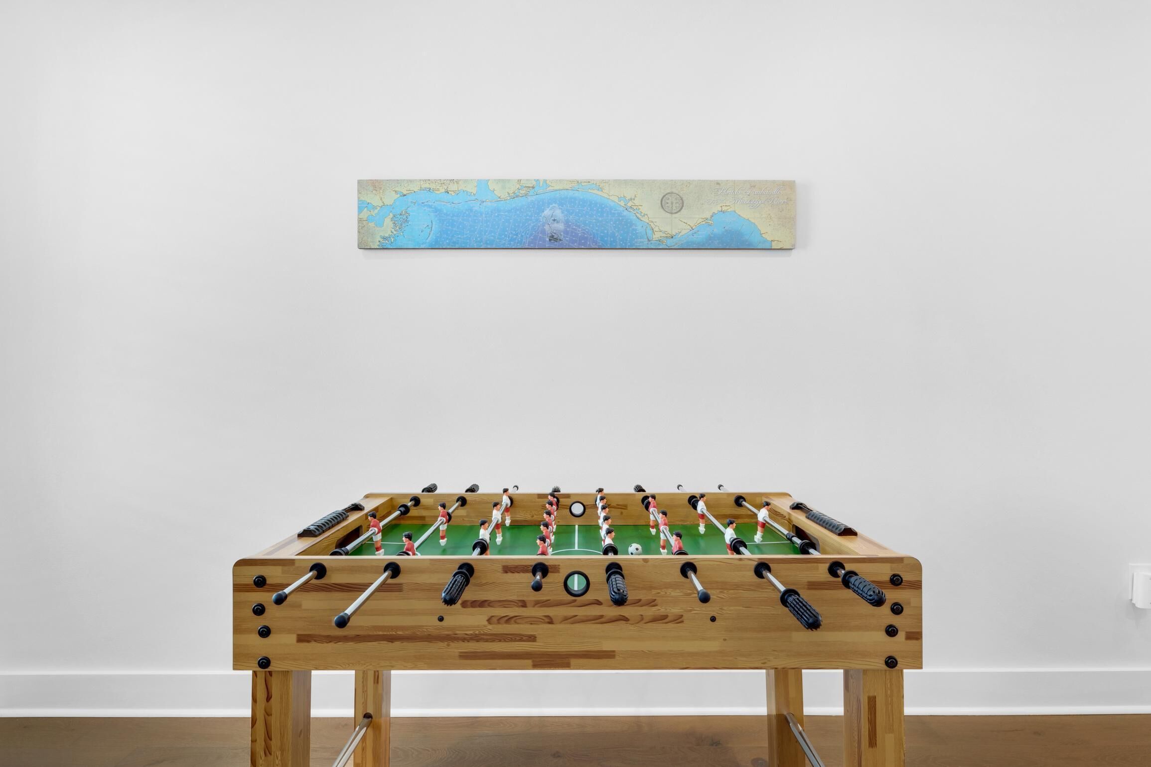 Uma mesa de pebolim com um mapa em cima.