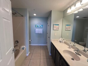 Condo, várias camas (Sterling Reef 1404) | Banheiro