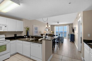 コンドミニアム ベッド (複数台) (Calypso 2-2108 West) | 専用キッチン | オーブン、トースター