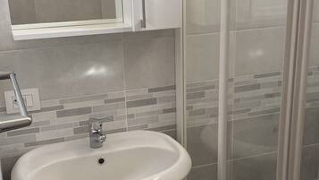 Douche, sĂšche-cheveux, bidet, serviettes fournies