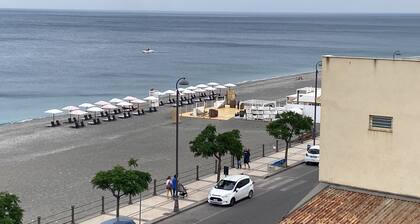 The window to the sea of AlĂ terme. Beachfront apartment