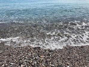 Beach - The window to the sea of Alí terme. Beachfront apartment (Alì Terme)