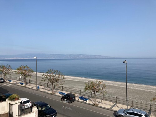 The window to the sea of Alí terme. Beachfront apartment