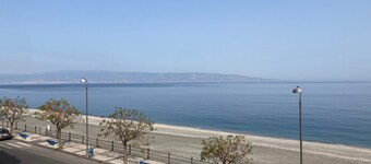 The window to the sea of Alí terme. Beachfront apartment