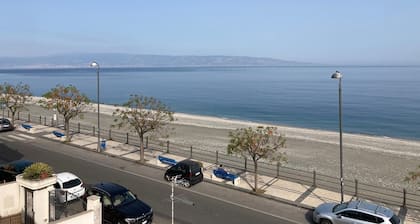 The window to the sea of Alí terme. Beachfront apartment