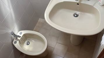 Doccia, asciugacapelli, bidet, asciugamani