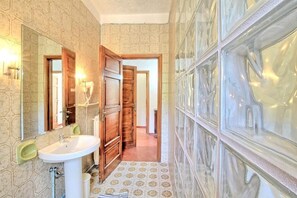Comfort Villa | Bathroom | Shower, towels