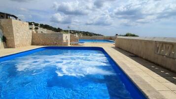 Außenpool (je nach Saison geöffnet), Sonnenschirme, Liegestühle