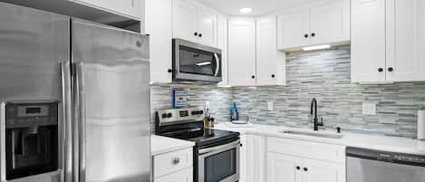 Réfrigérateur, four à micro-ondes, un four, surface de cuisson