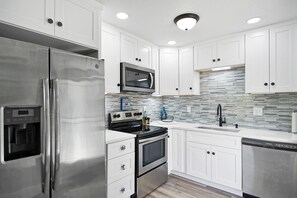 Jääkaappi, mikroaaltouuni, uuni, liesi