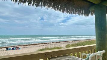 Relax on the deck overlooking the beach, where you can enjoy a peaceful atmosphere and a beautiful ocean view.