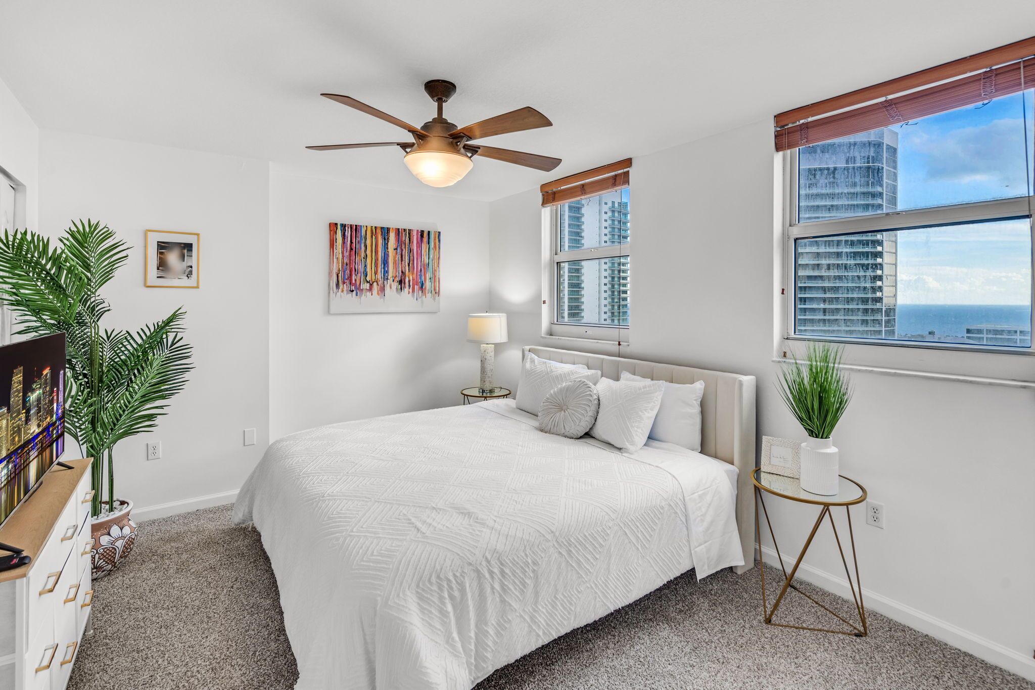 2 chambres, bureau, fer et planche à repasser, accès au Wi-Fi (inclus)