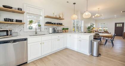 Charming 2BR, Pool, Pickleball/Basketball Court, Large Backyard