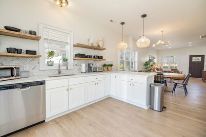 Charming 2BR, Pool, Pickleball/Basketball Court, Large Backyard