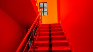 Eine Treppe mit Metallgeländern, die zu einem Fenster führt.
